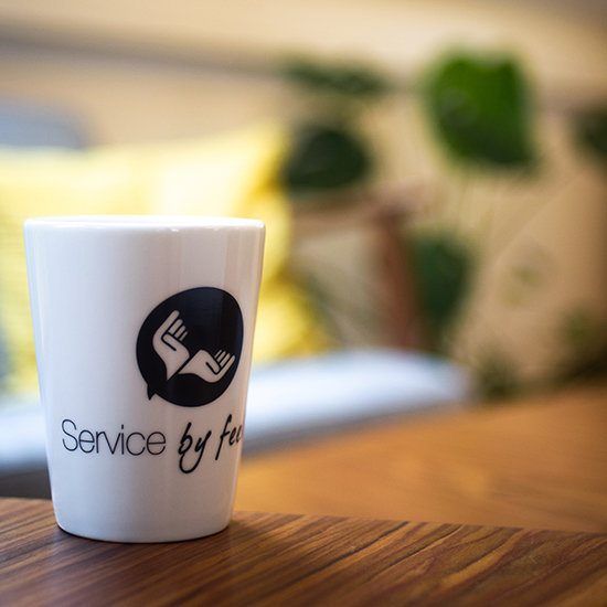 Hyg dig med en kop kaffe, the, latte eller kakao med dine nye kollegaer